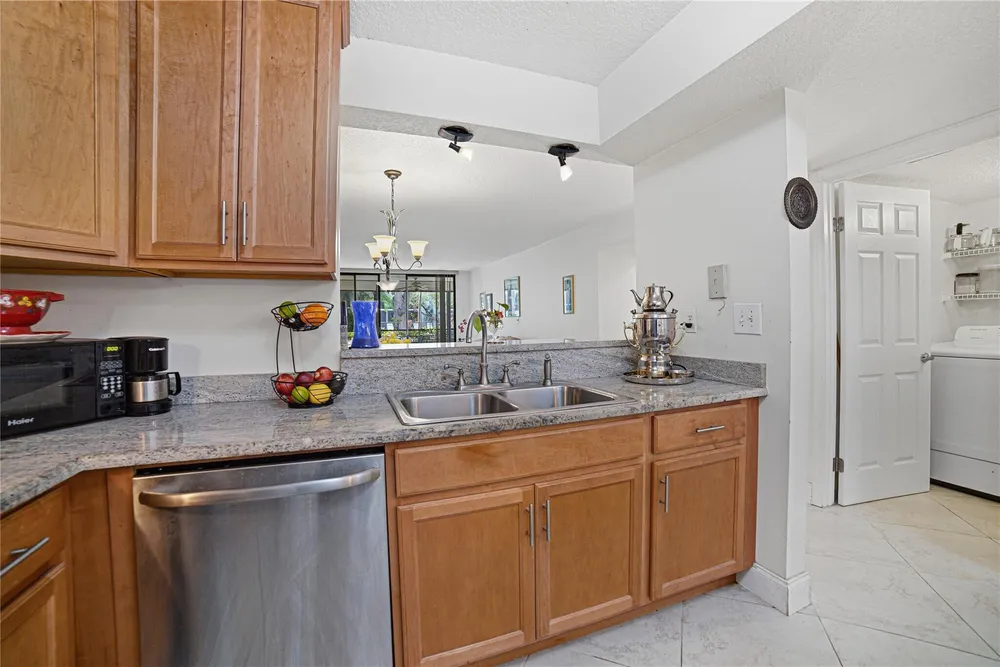7653 NW 79th Ave, Tamarac, FL 33321