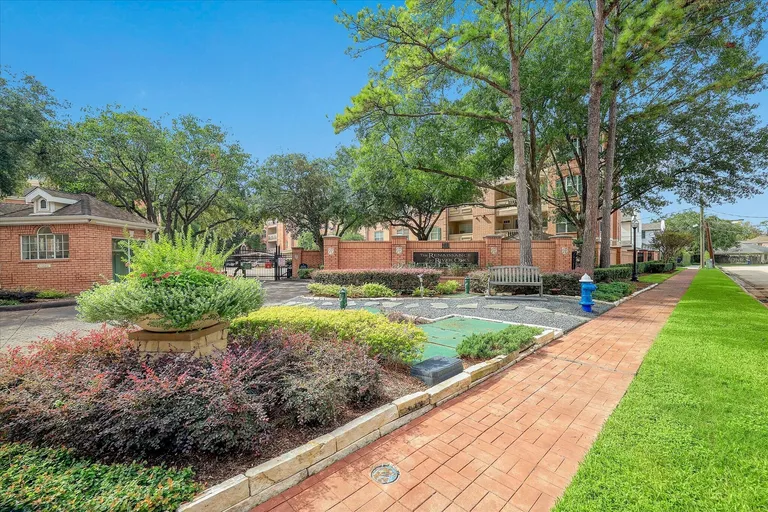 2100 Welch St, Houston, TX 77019