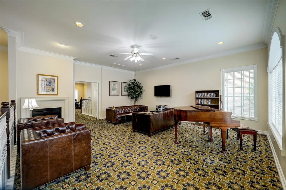 2100 Welch St, Houston, TX 77019