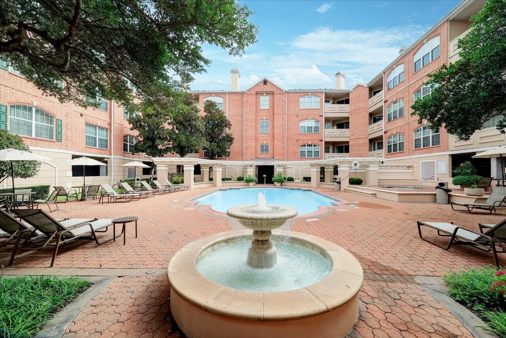 2100 Welch St, Houston, TX 77019