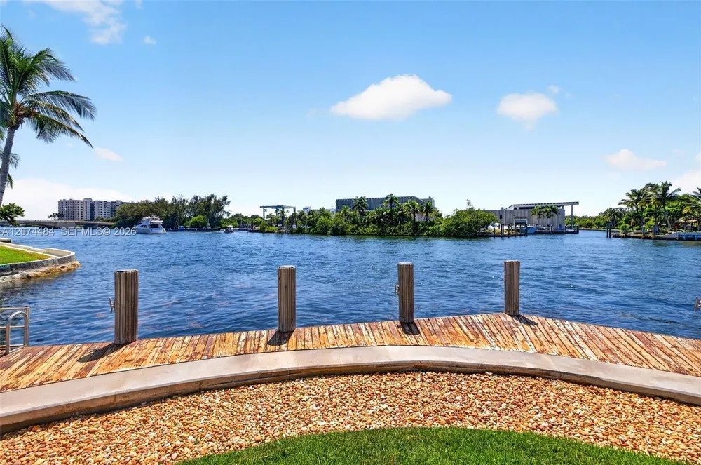 1705 N Riverside Dr, Pompano Beach, FL 33062