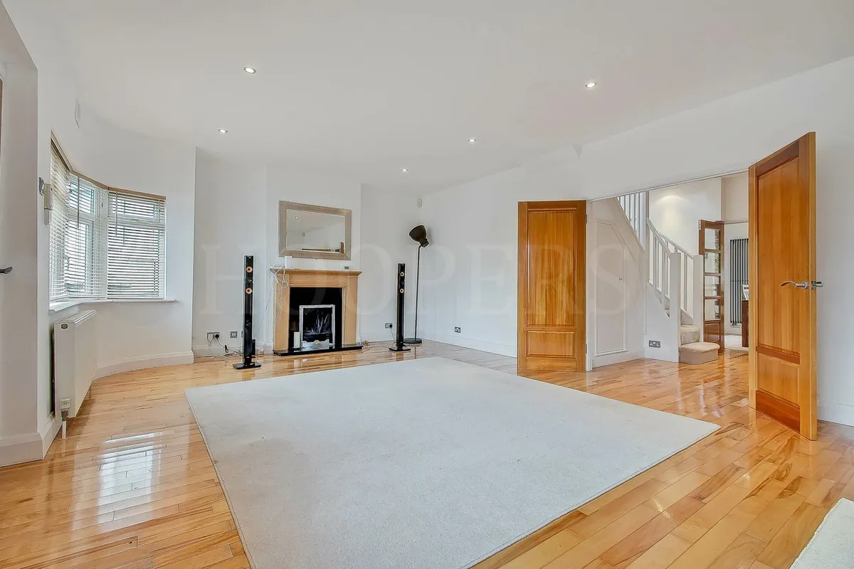 Kinloch Drive, London, NW9