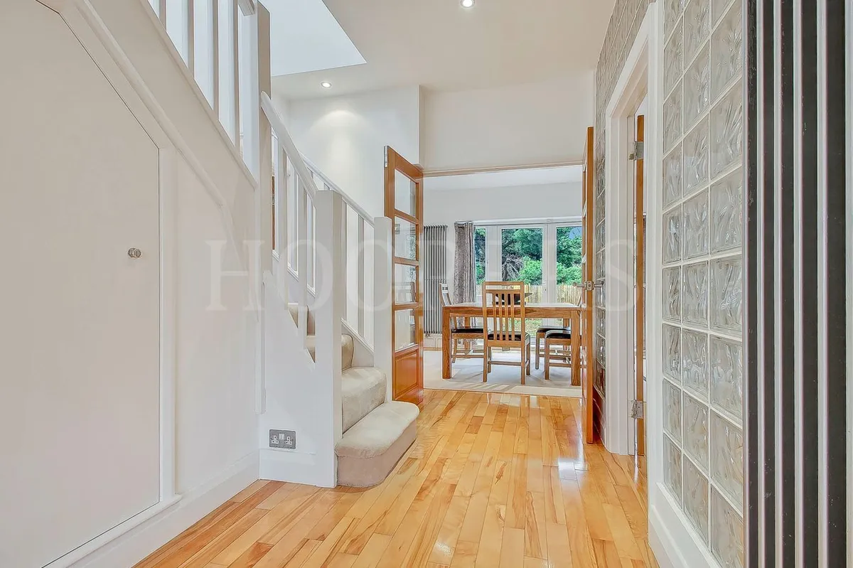 Kinloch Drive, London, NW9