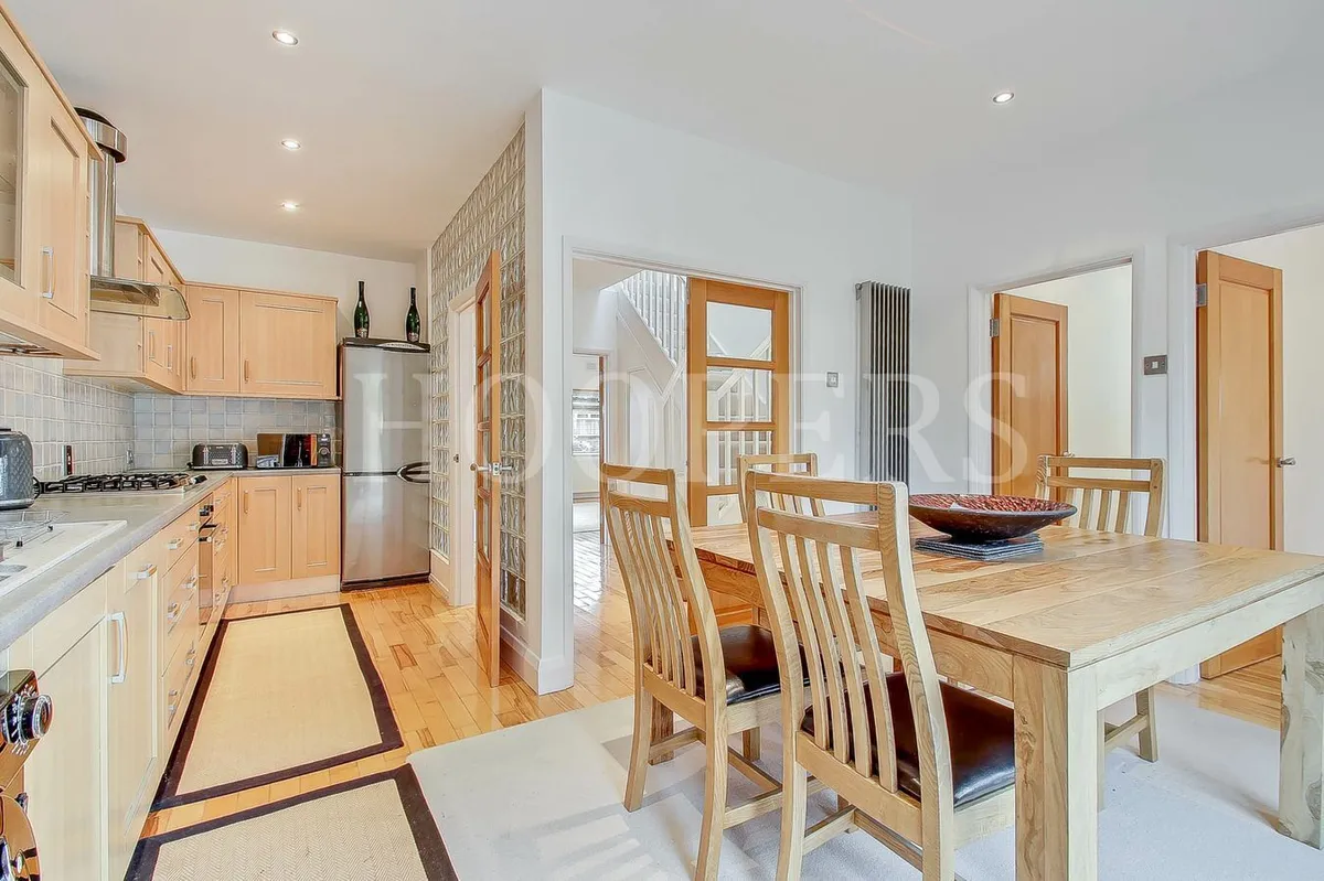 Kinloch Drive, London, NW9