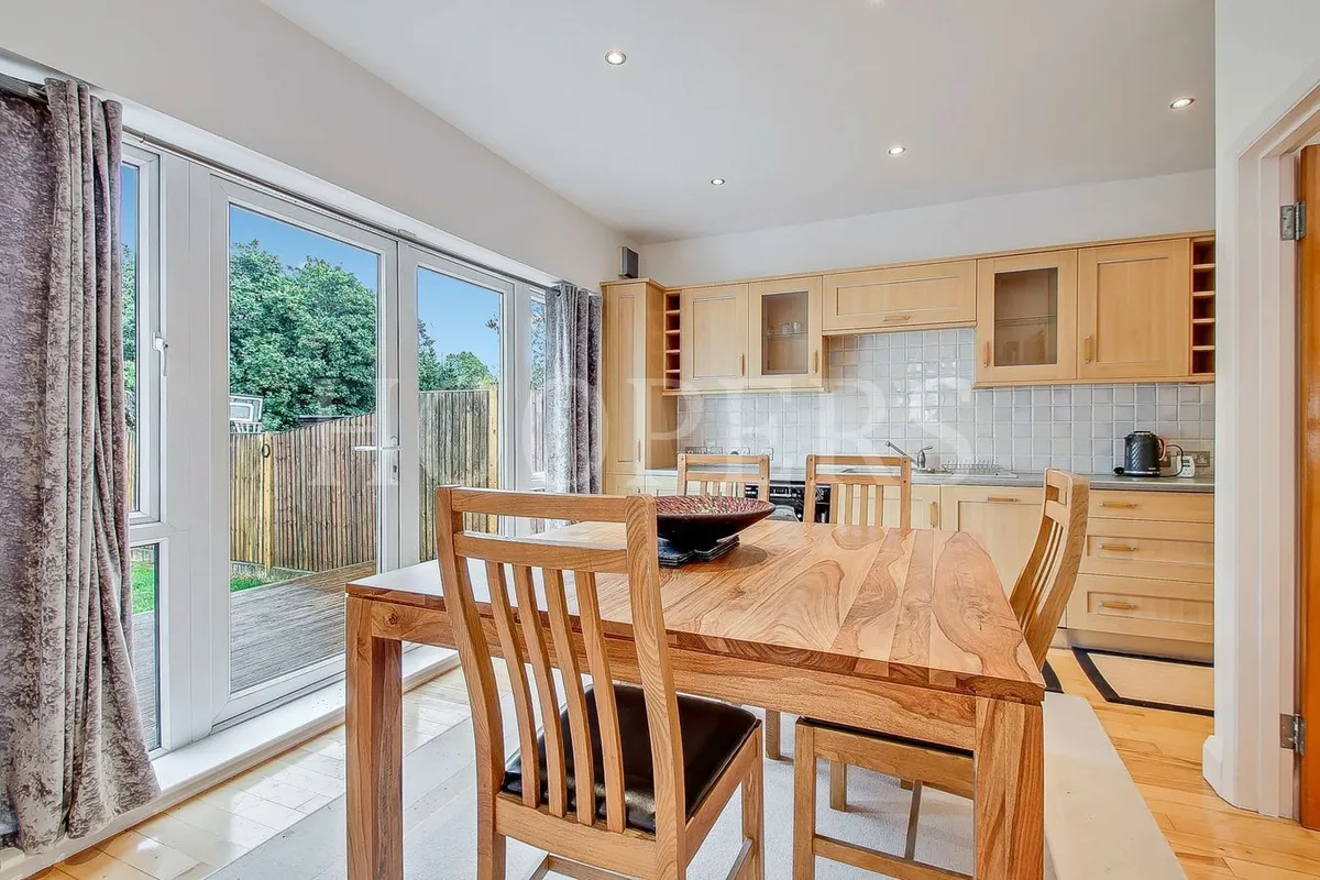 Kinloch Drive, London, NW9