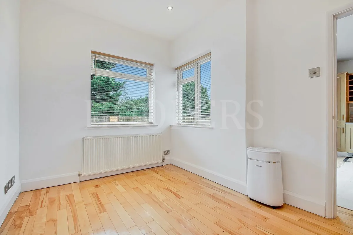 Kinloch Drive, London, NW9