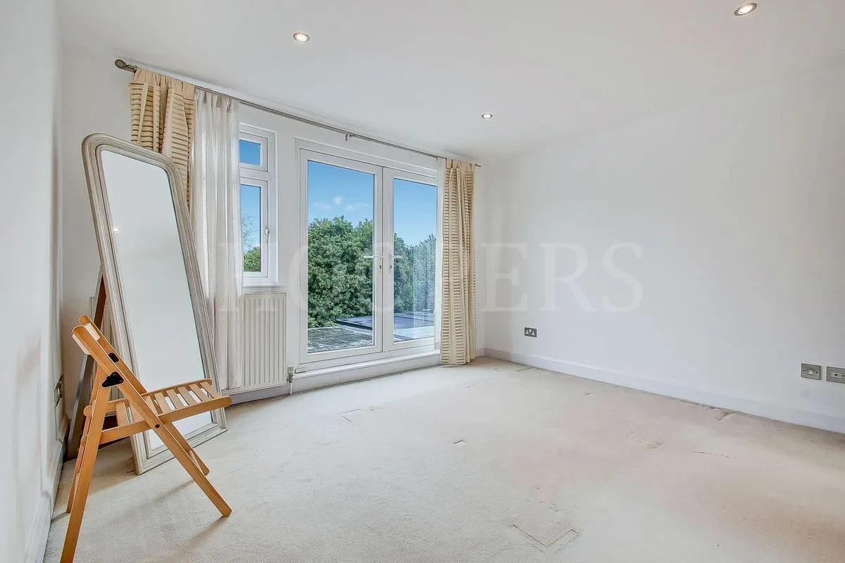 Kinloch Drive, London, NW9