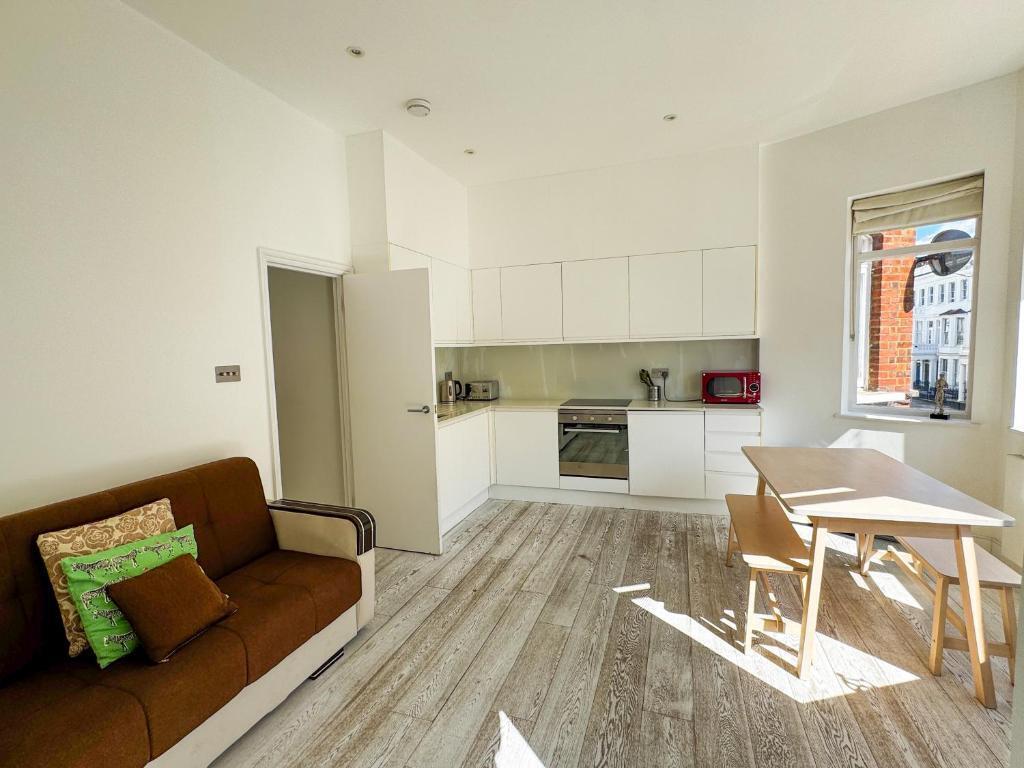 Flat 3, Comeragh Road, London Image 5