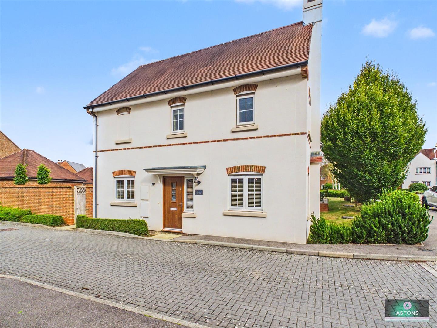 Clifton Close, Faygate, Horsham Image 1