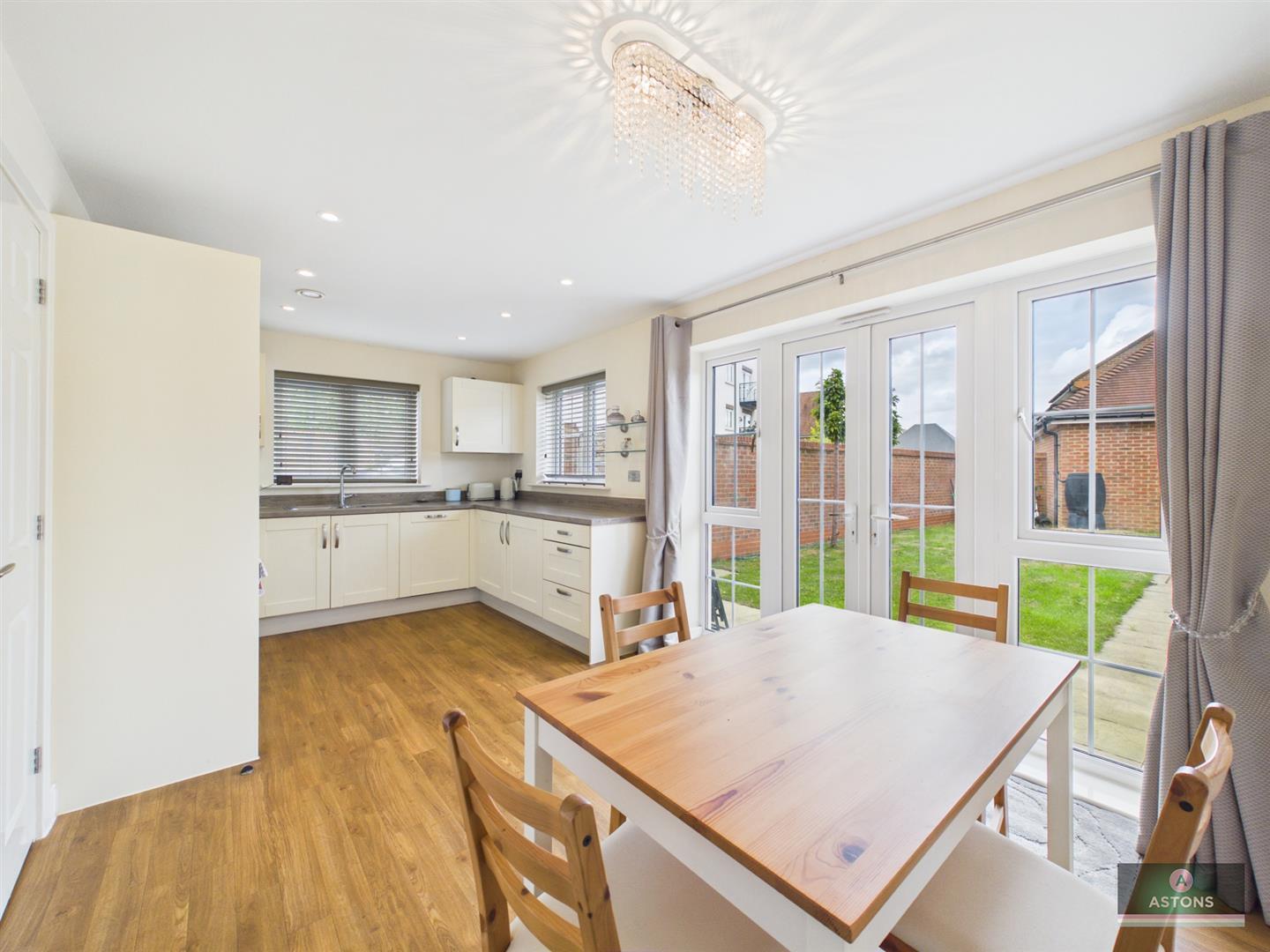 Clifton Close, Faygate, Horsham Image 2