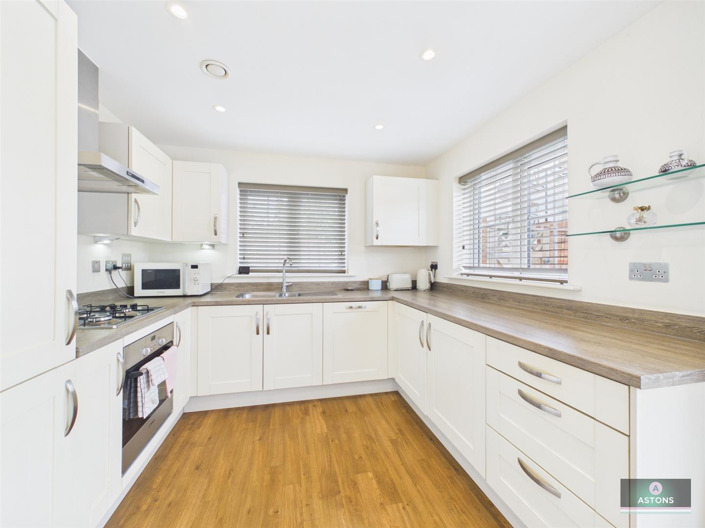 Clifton Close, Faygate, Horsham Image 3