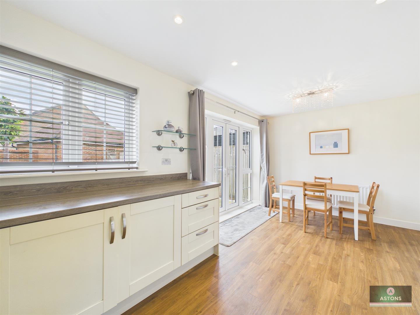 Clifton Close, Faygate, Horsham Image 4