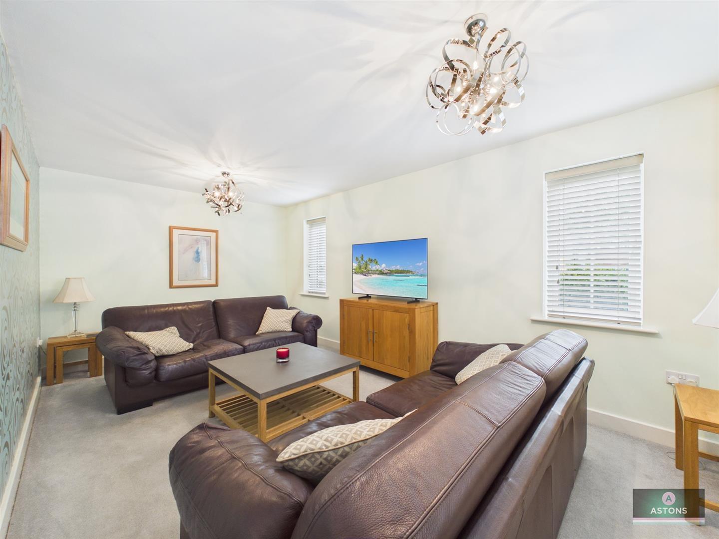 Clifton Close, Faygate, Horsham Image 5
