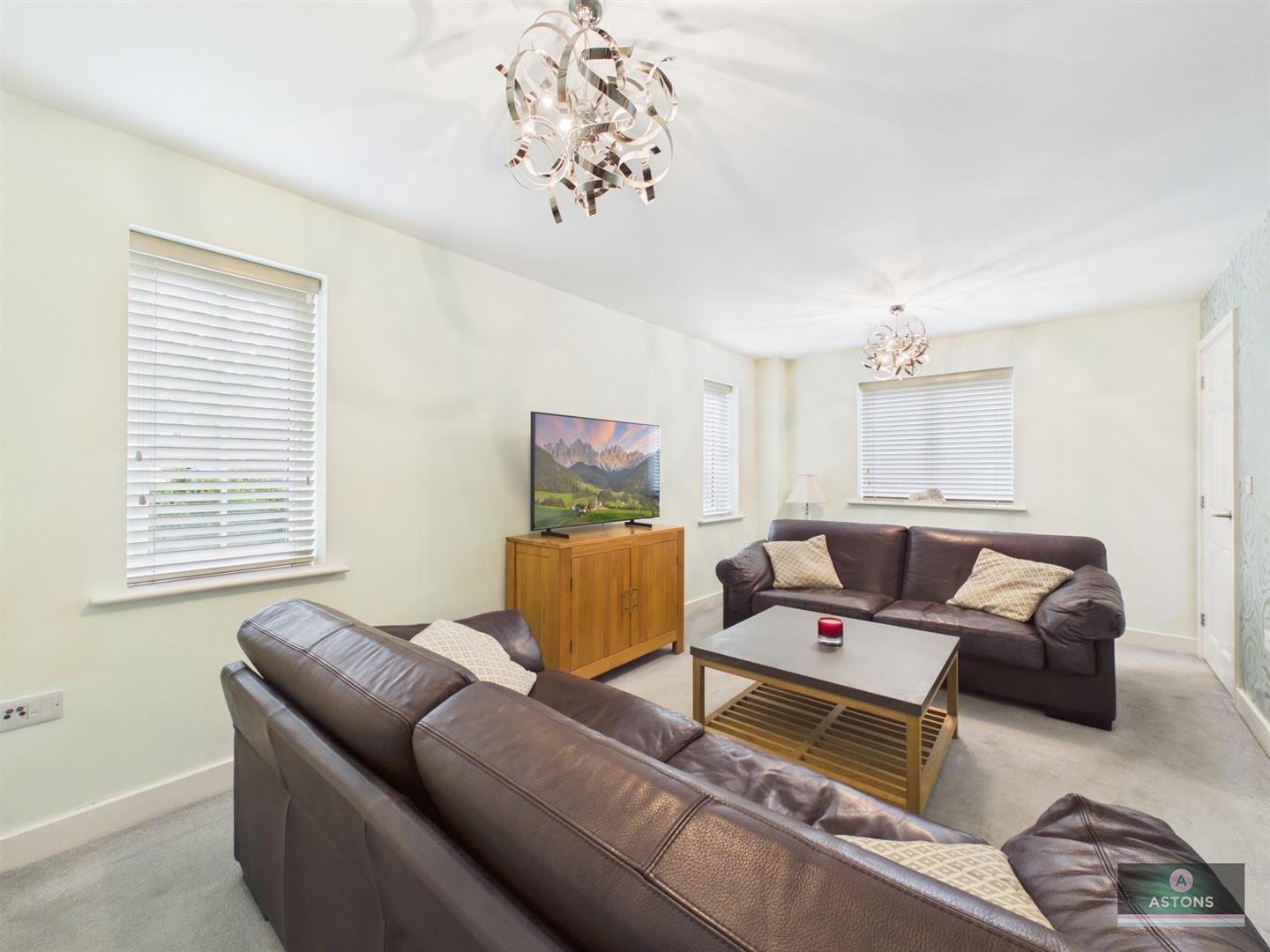 Clifton Close, Faygate, Horsham Image 6