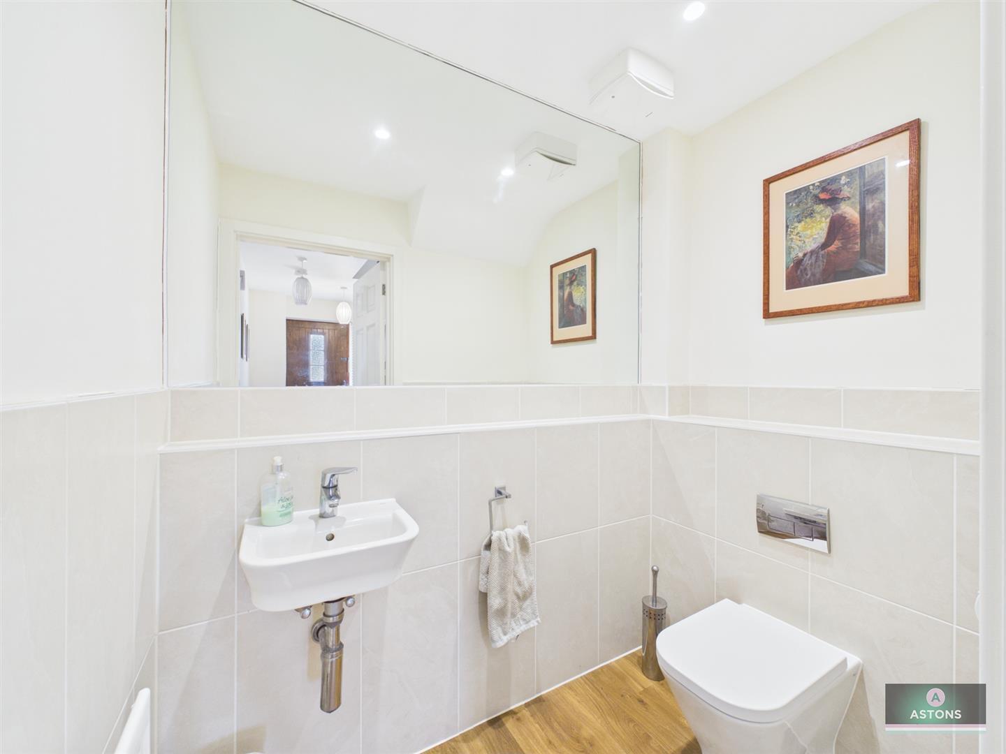 Clifton Close, Faygate, Horsham Image 8