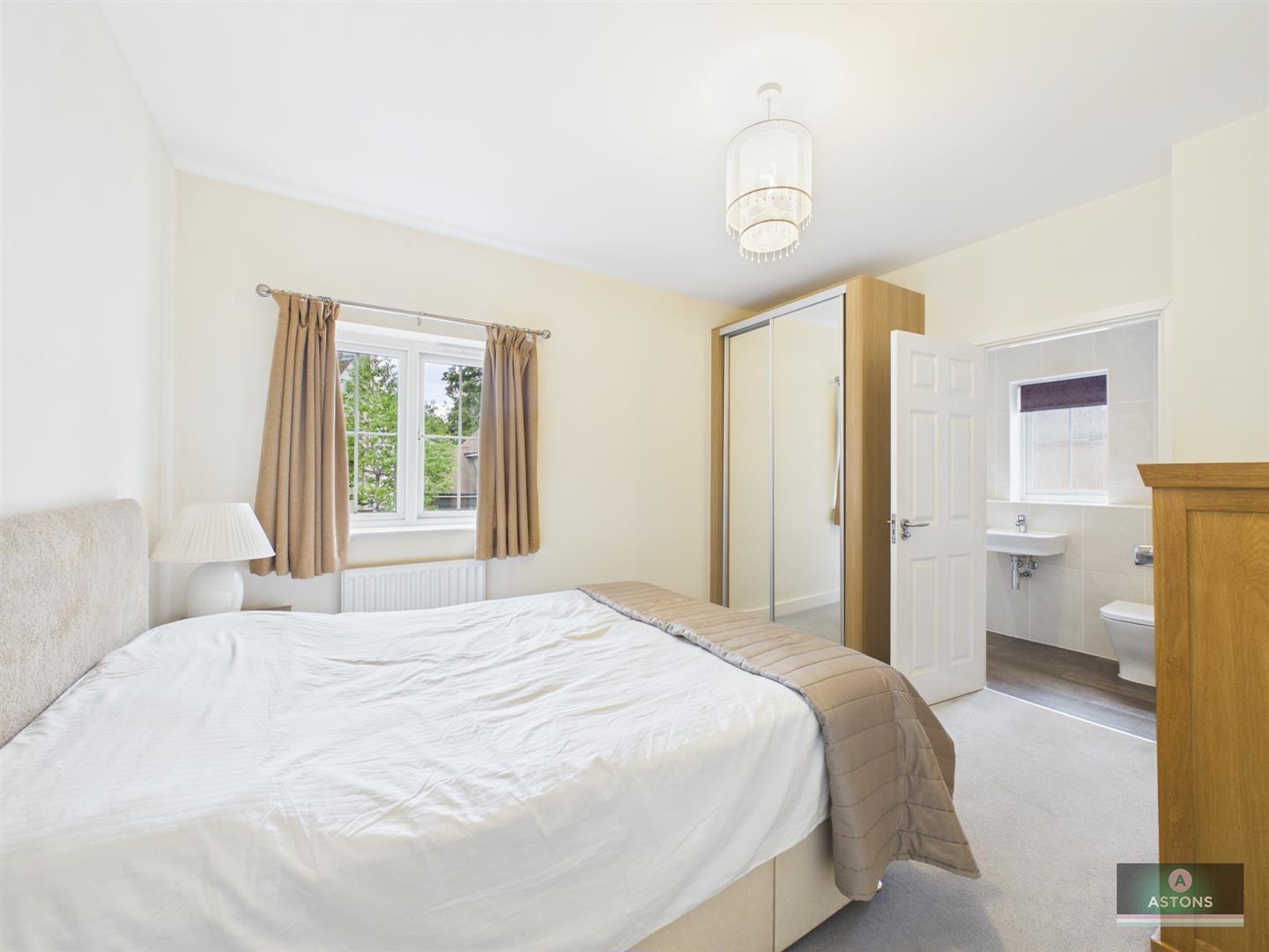 Clifton Close, Faygate, Horsham Image 9