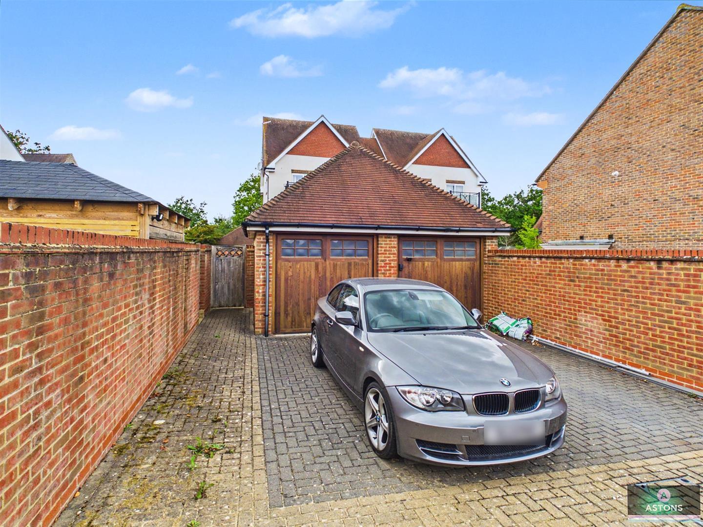 Clifton Close, Faygate, Horsham Image 19