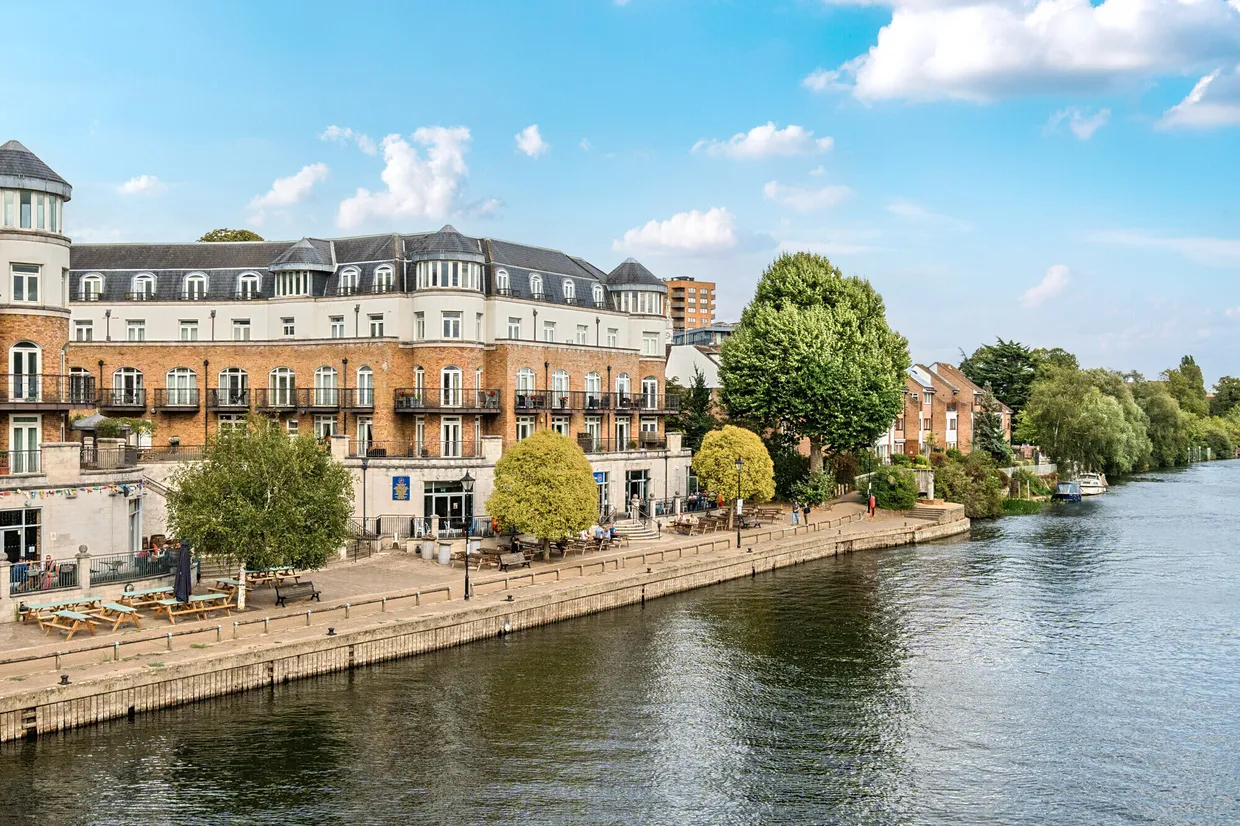 Clarence Street, Staines-Upon-Thames, TW18 photo 1
