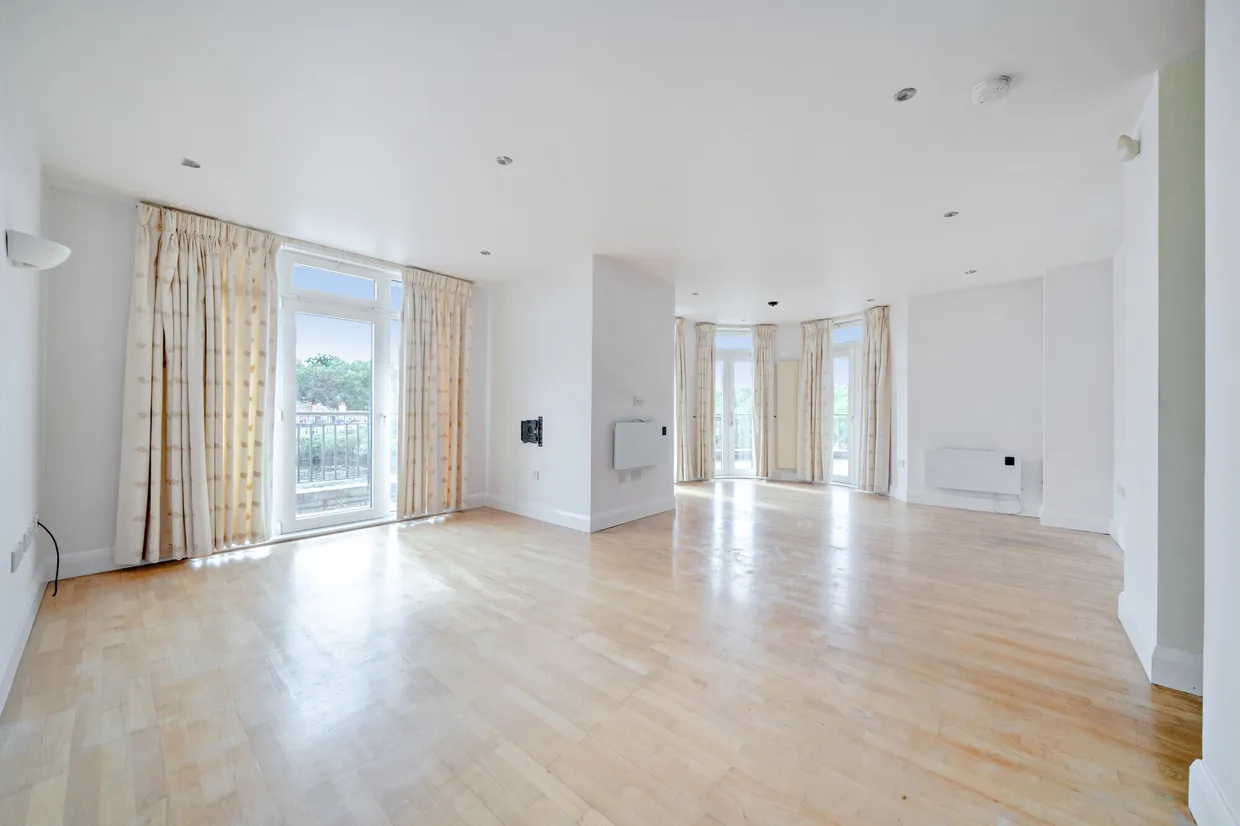Clarence Street, Staines-Upon-Thames, TW18 photo 3
