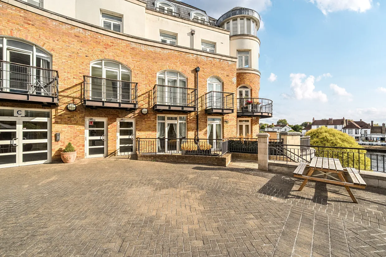 Clarence Street, Staines-Upon-Thames, TW18 photo 8