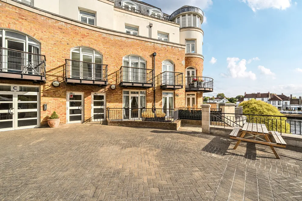 Clarence Street, Staines-Upon-Thames, TW18 photo 8