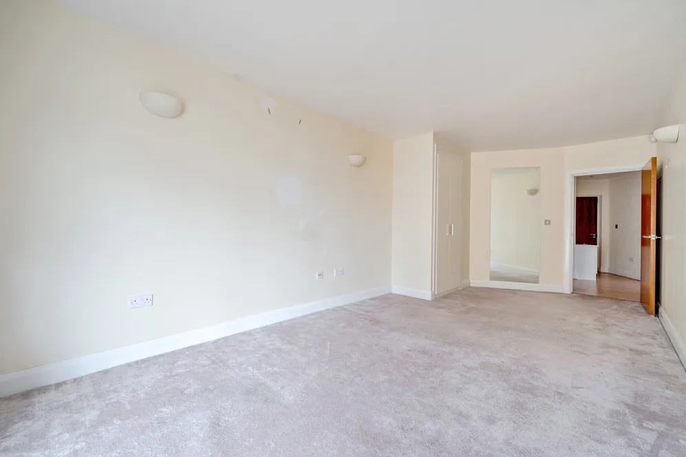 Clarence Street, Staines-Upon-Thames, TW18 photo 9