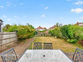 Leyfield, Worcester Park thumb 3