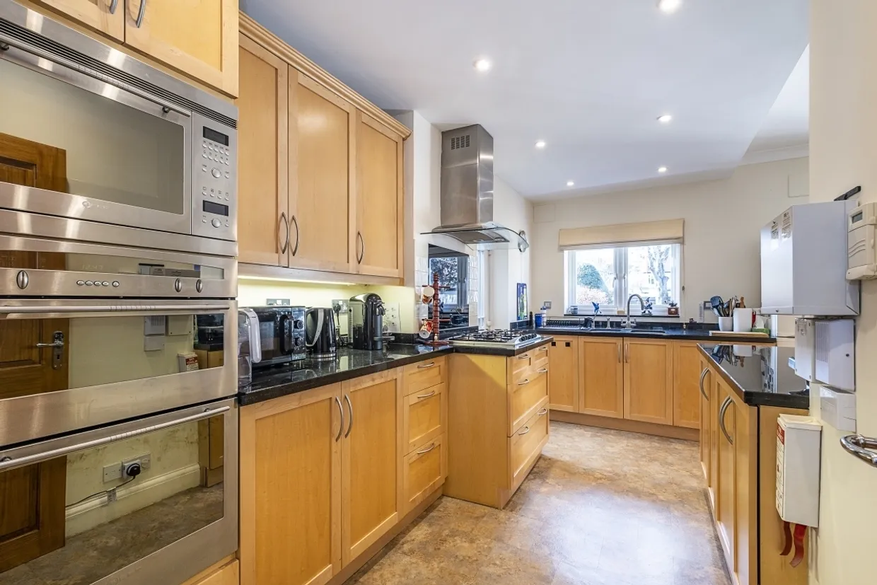 Sandbourne Avenue London SW19 photo 6