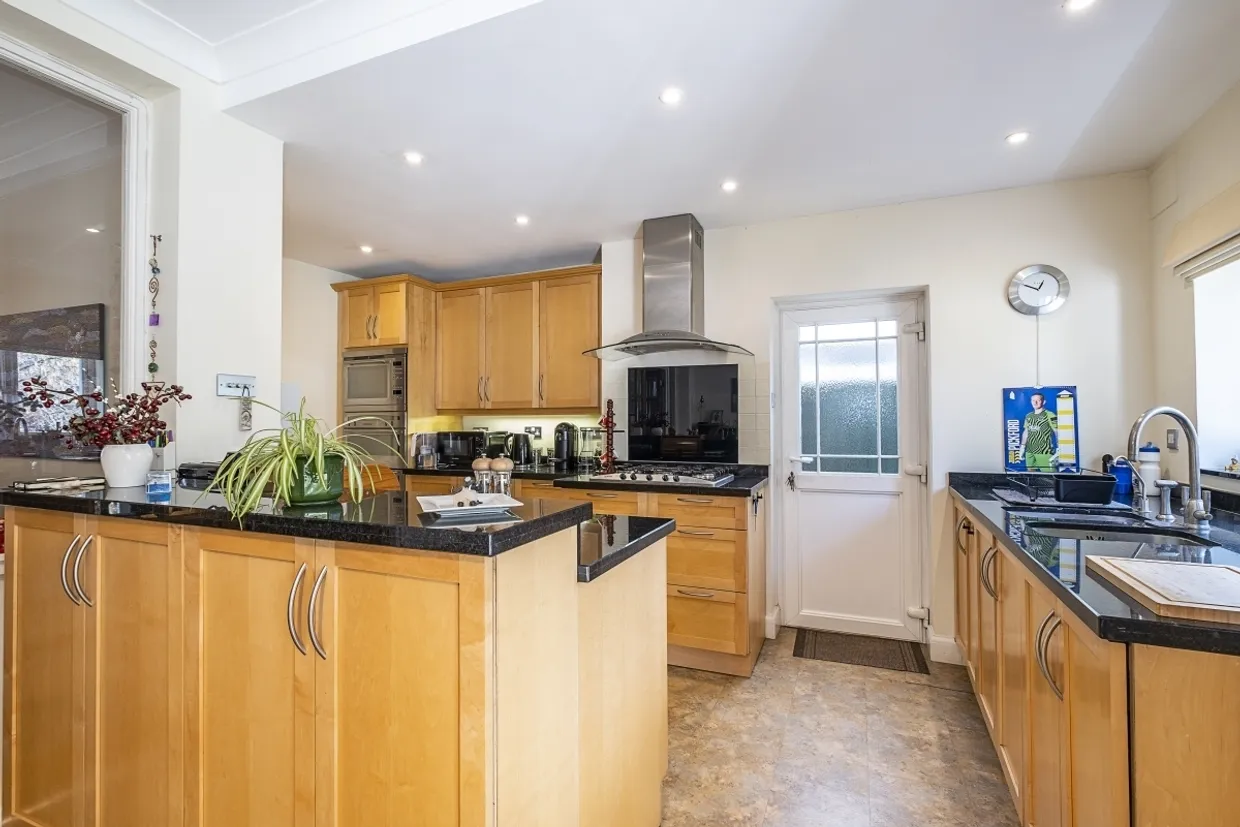 Sandbourne Avenue London SW19 photo 8