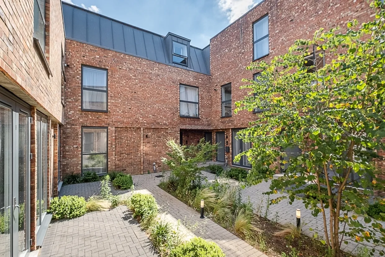 Wells Walk, E7 photo 3