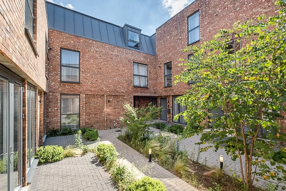 Wells Walk, E7 photo 3