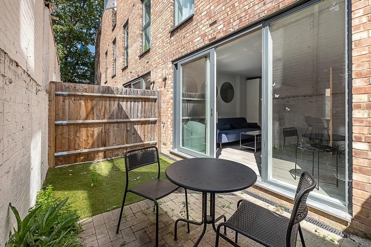 Wells Walk, E7 photo 16