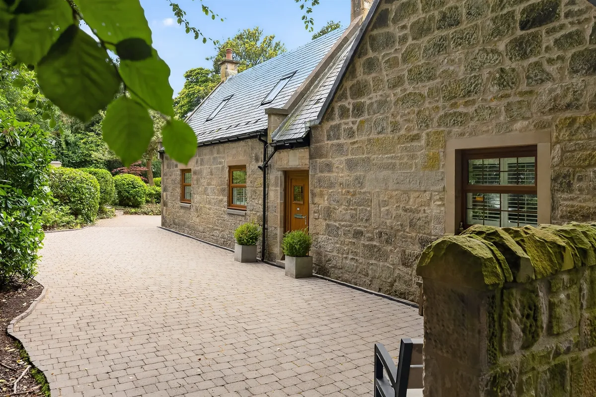 Linnpark Gardens, Johnstone