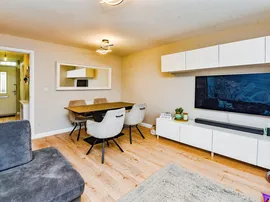 Berengaria Close, Westbury thumb 2