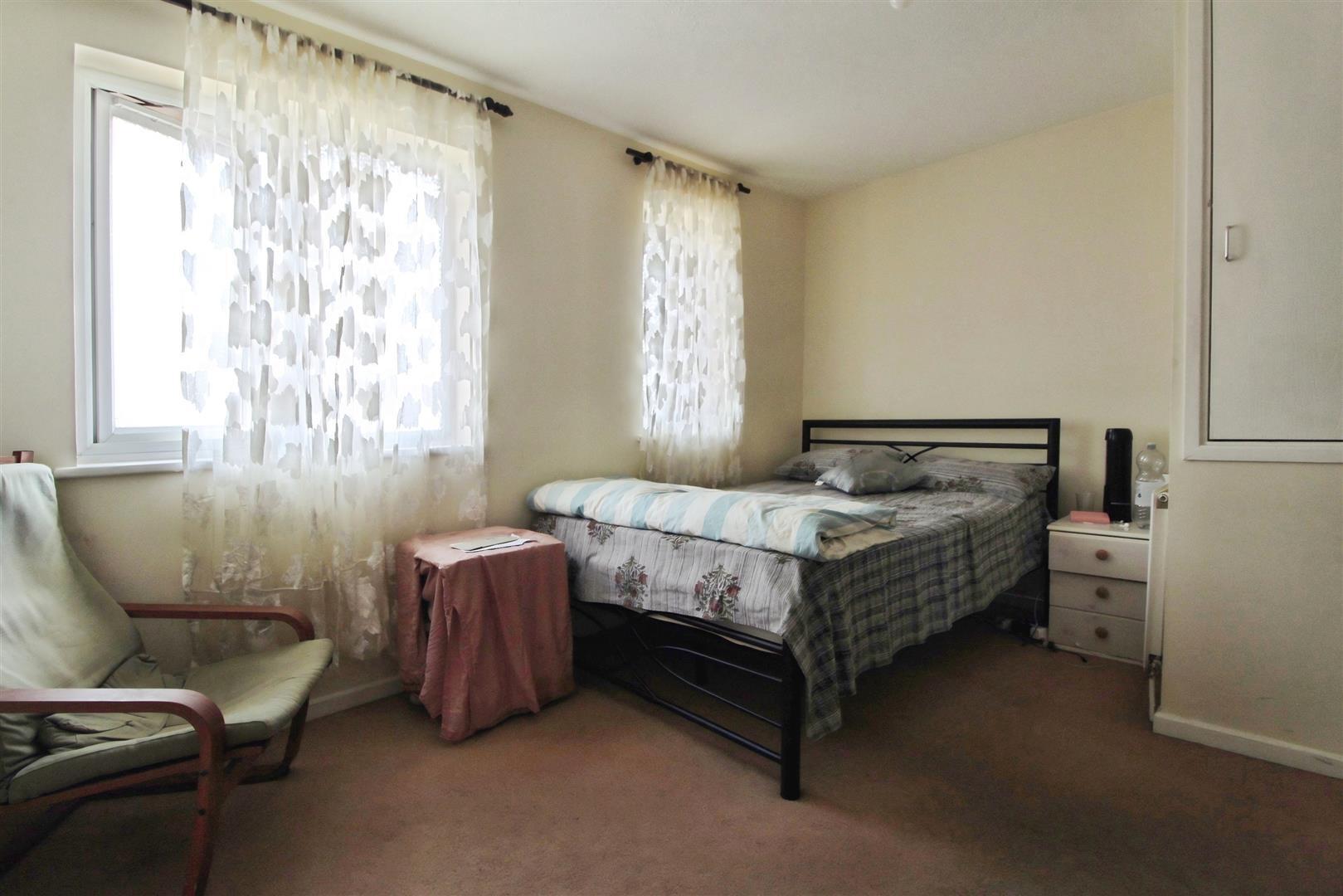 Braemar Gardens, Slough Image 6