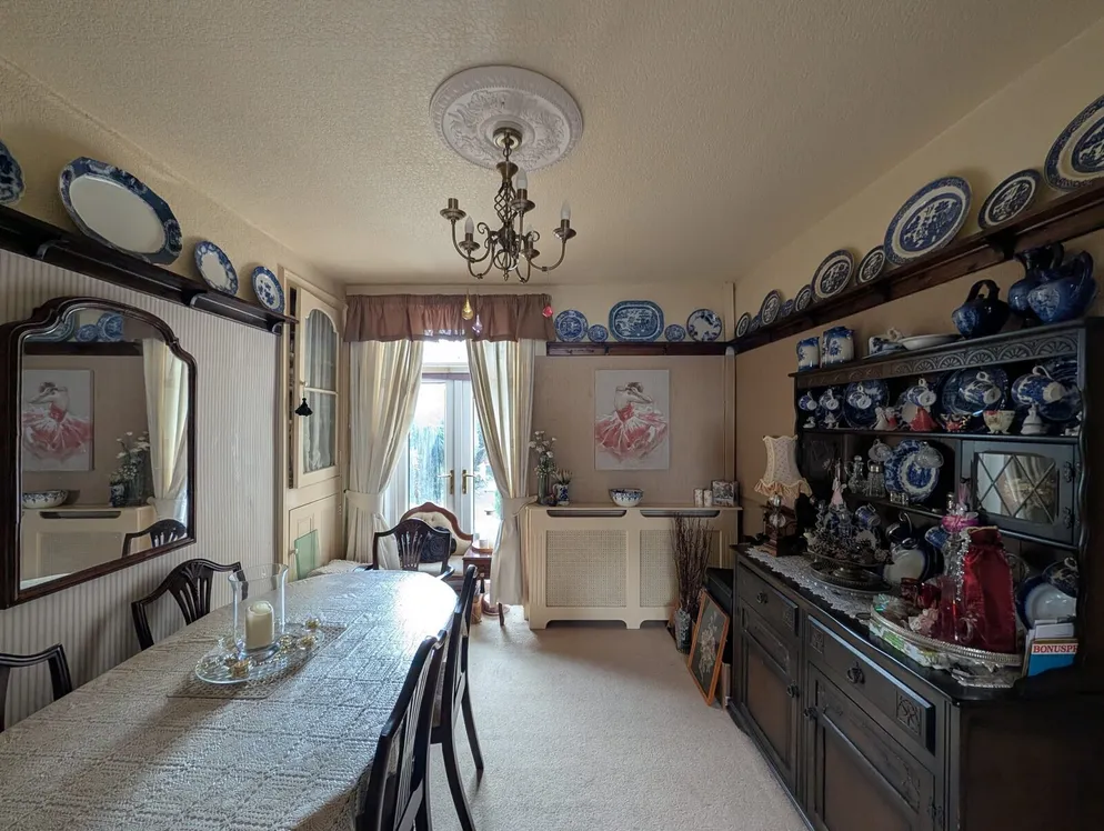 Property carousel item 6