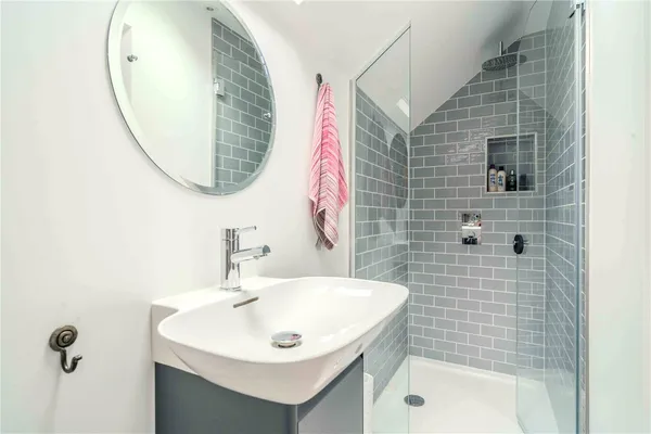 Phoenix Place, High Street, GL55 photo 15