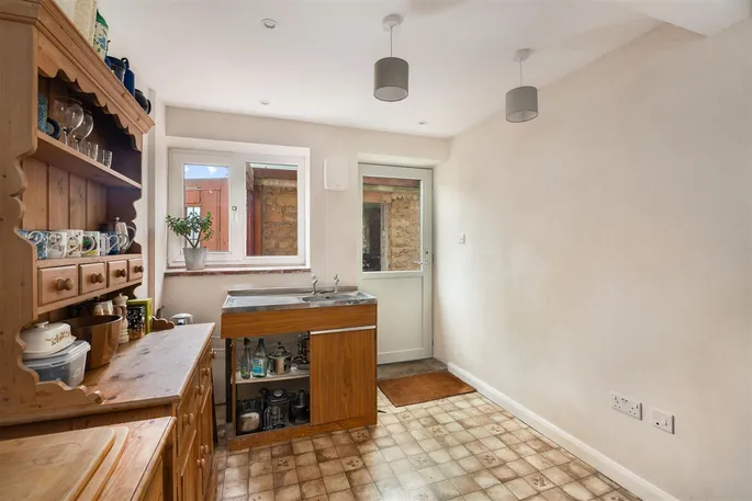Property carousel image 3