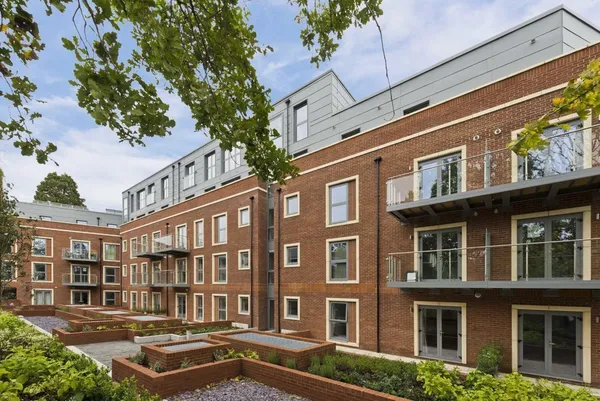 Queens Road, Weybridge, KT13 photo 1