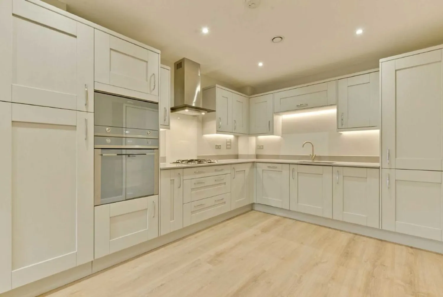 Queens Road, Weybridge, KT13 photo 2