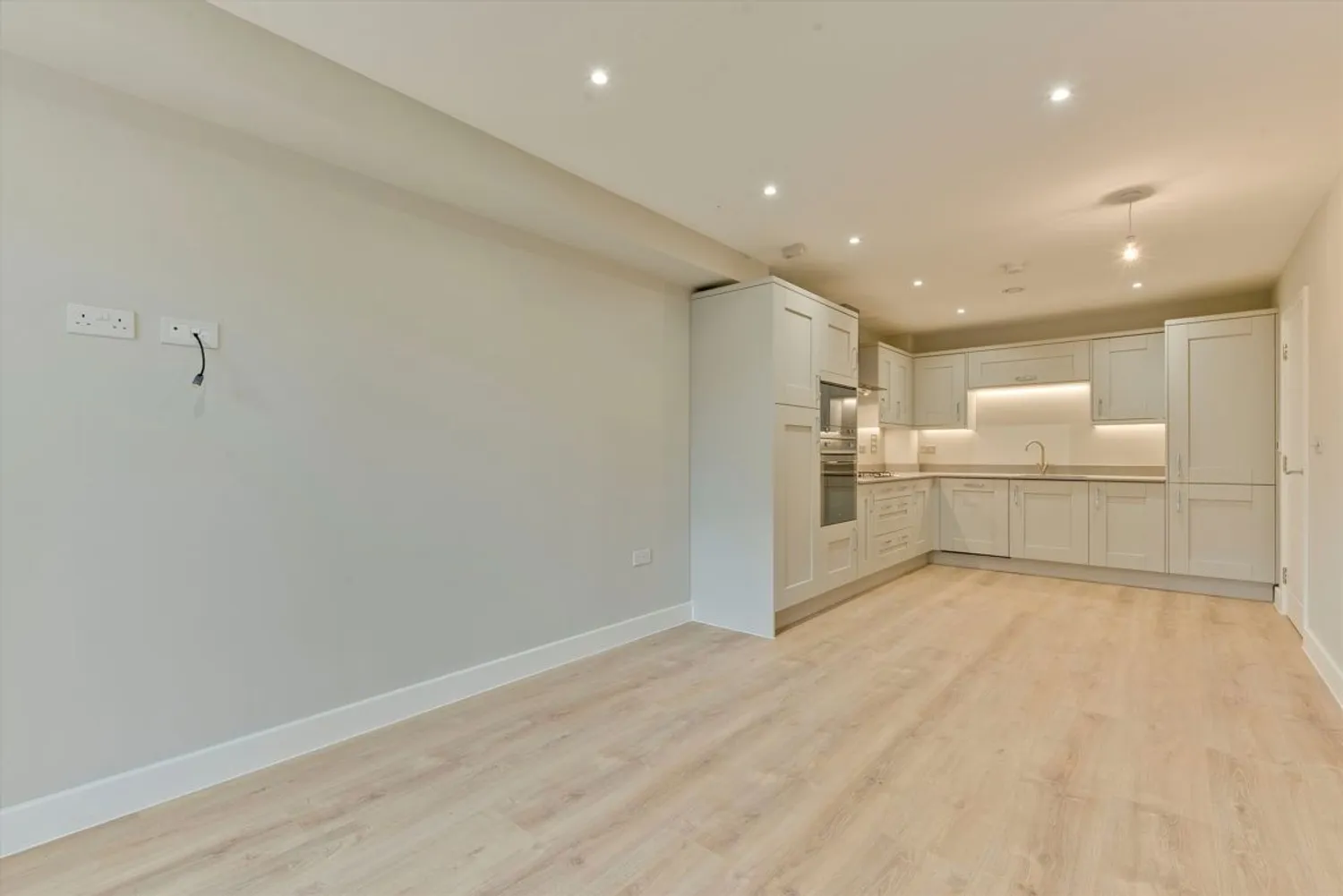 Queens Road, Weybridge, KT13 photo 5