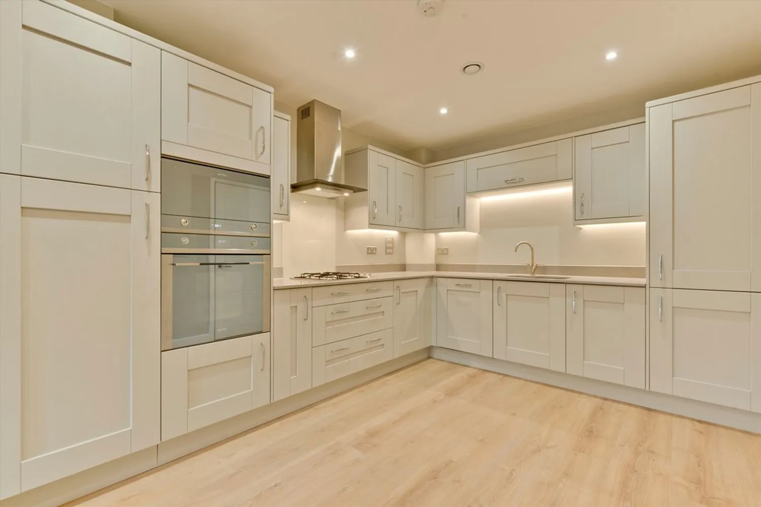 Queens Road, Weybridge, KT13 photo 2