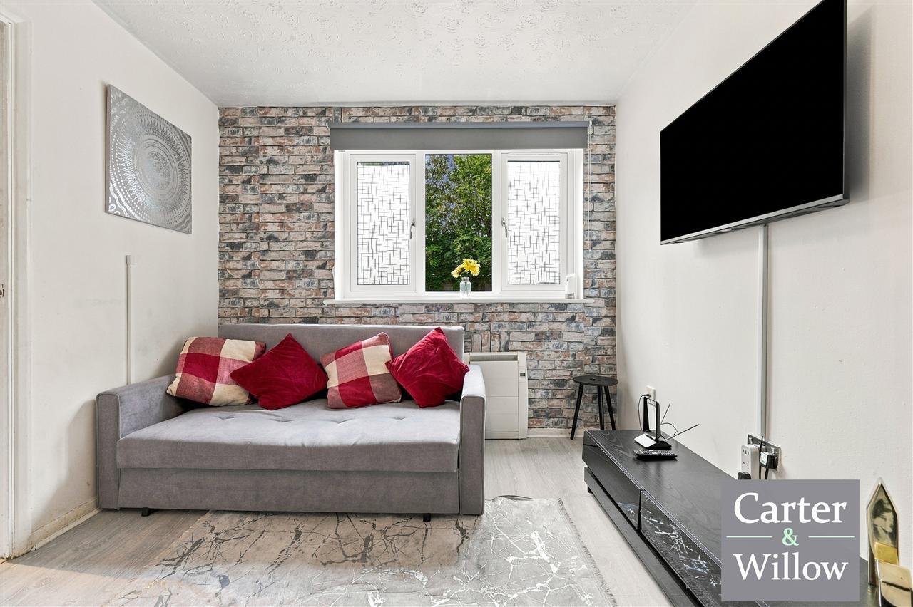 Plumtree Close, Essex Image 3