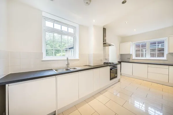 Brooklands Road, Weybridge, KT13 photo 2