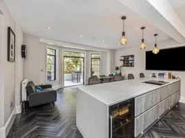 Spear Mews, London photo