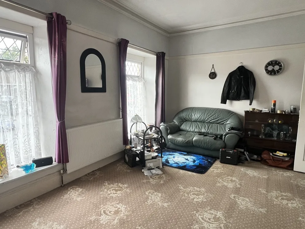 Property carousel item 6