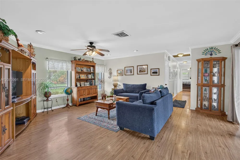 9880 SW 1st St, Plantation, FL 33324