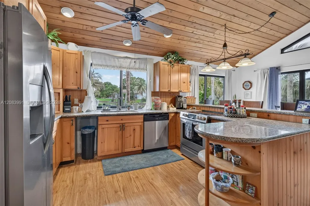 9880 SW 1st St, Plantation, FL 33324