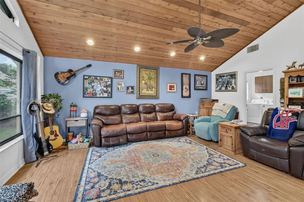 9880 SW 1st St, Plantation, FL 33324