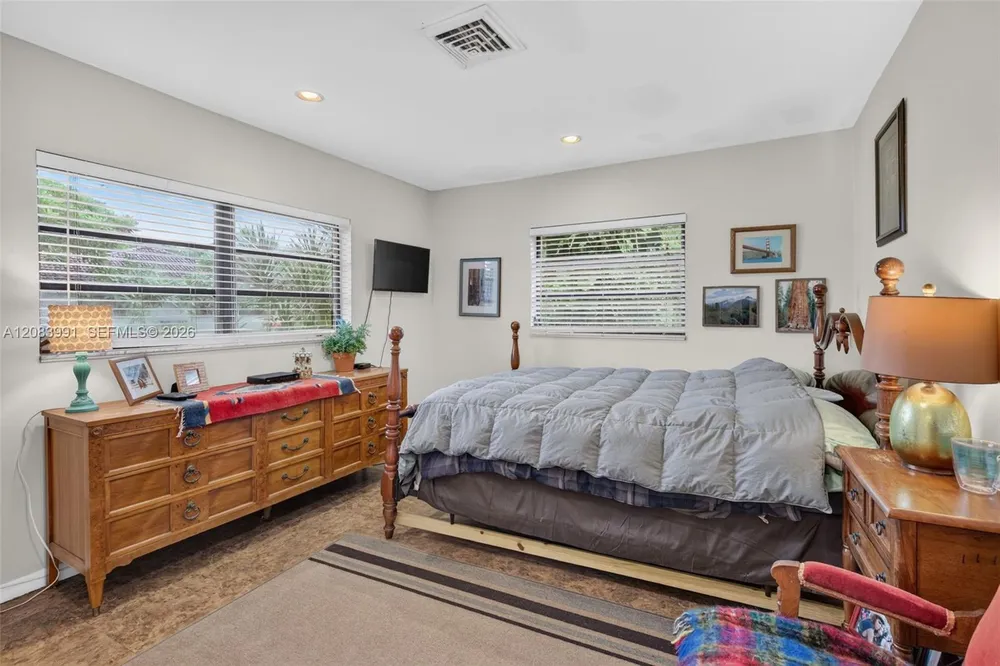 9880 SW 1st St, Plantation, FL 33324